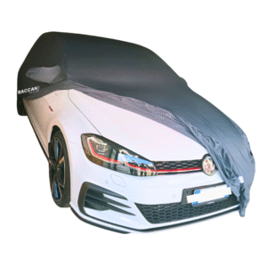 Telo copriauto Golf 7 su misura vista frontale telo grigio e auto bianca marchio federico baccan